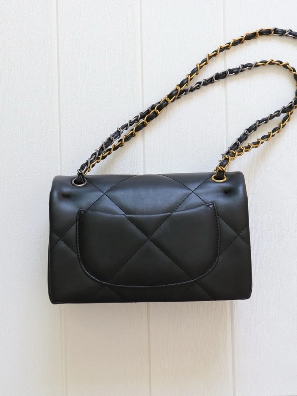 CHANEL Black Quilted Shoulder Bag with Gold Chain